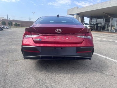2024 Hyundai Elantra SEL (IVT) Sedan