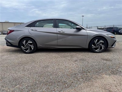 2024 Hyundai Elantra SEL (IVT) Sedan